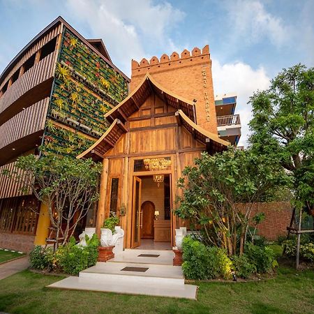 At Gate Thaphae Hotel Chiang Mai Exteriör bild