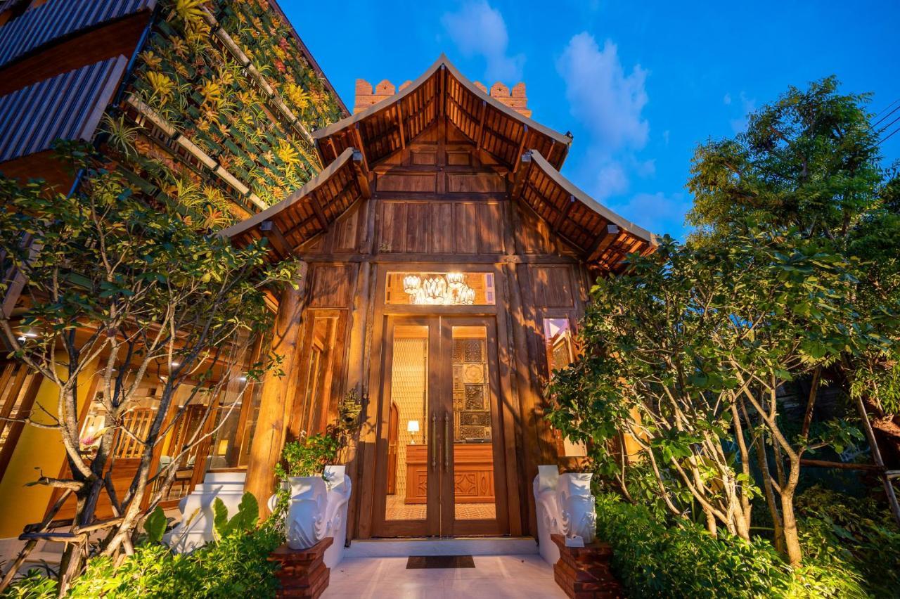 At Gate Thaphae Hotel Chiang Mai Exteriör bild