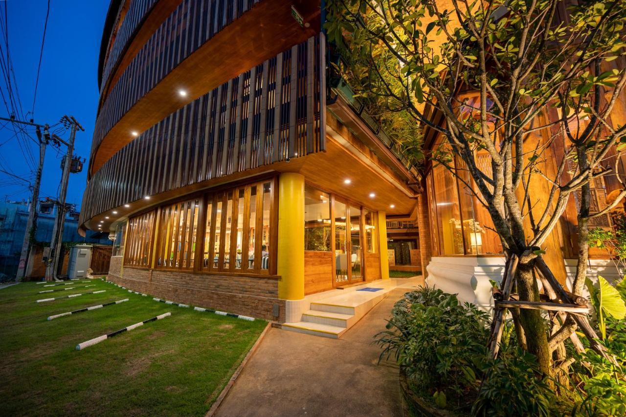 At Gate Thaphae Hotel Chiang Mai Exteriör bild