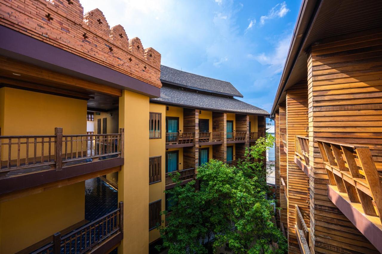 At Gate Thaphae Hotel Chiang Mai Exteriör bild